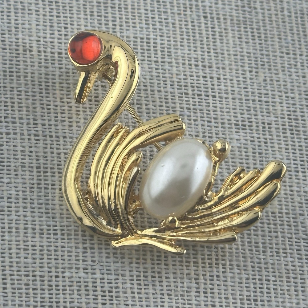 Vintage Gold Tone Swan Red Stone Eye Pearl Belly Brooch Pin